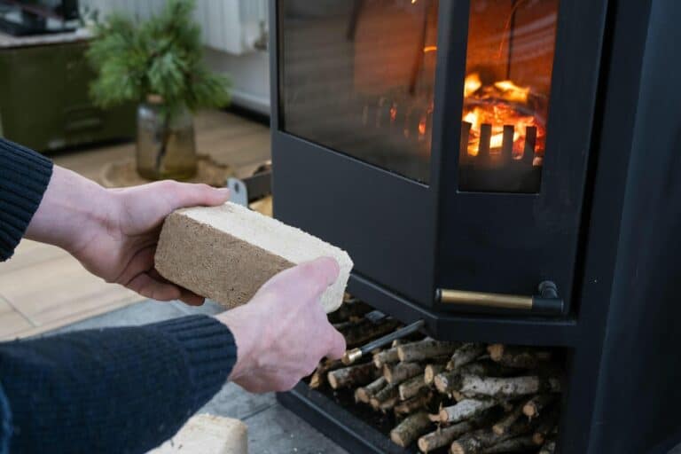 Allumage d’un feu avec une bûche de bois compressé, offrant une combustion efficace et durable.